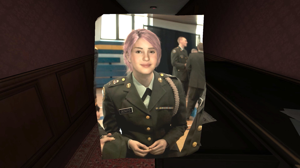 制服を着たブロンド髪の女性の写真