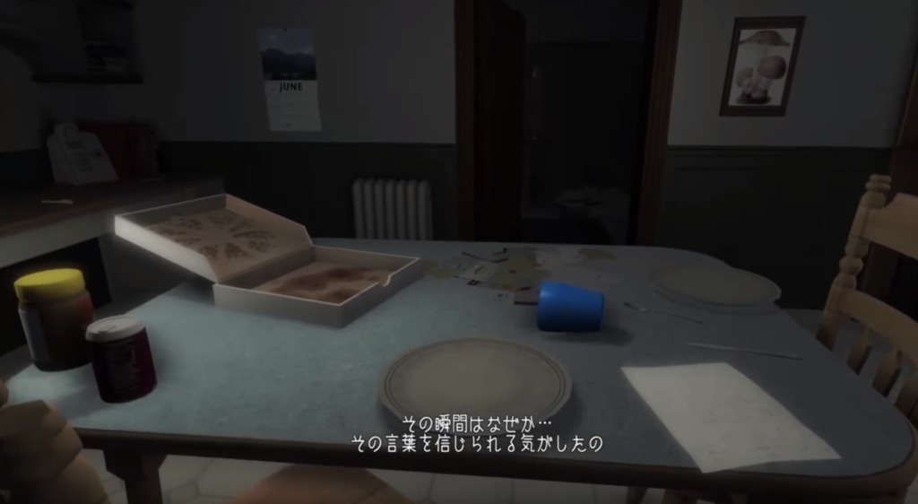 机に物が散らばっている