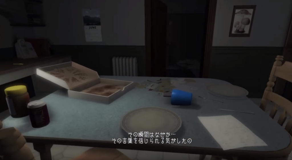 机に物が散らばっている