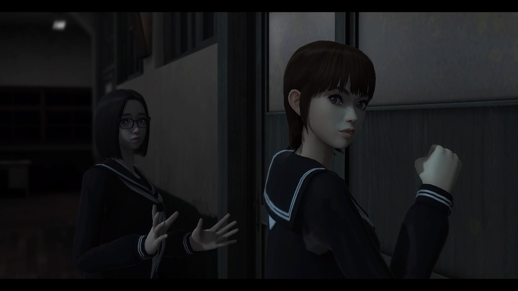 夜の学校に制服を着た少女が二人こちらを見ている