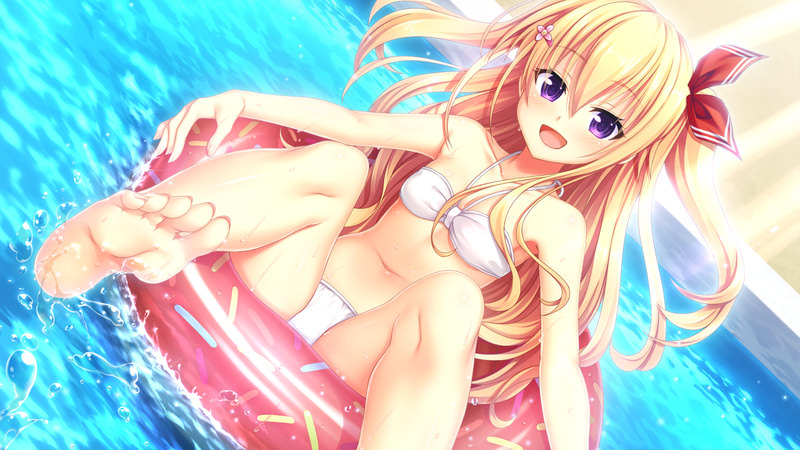 金髪の女の子が水着でうきわに座っている