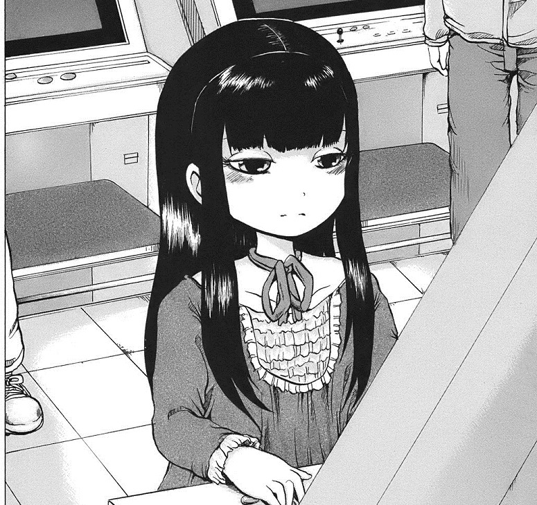 黒髪の少女がアーケードゲームで遊んでいる