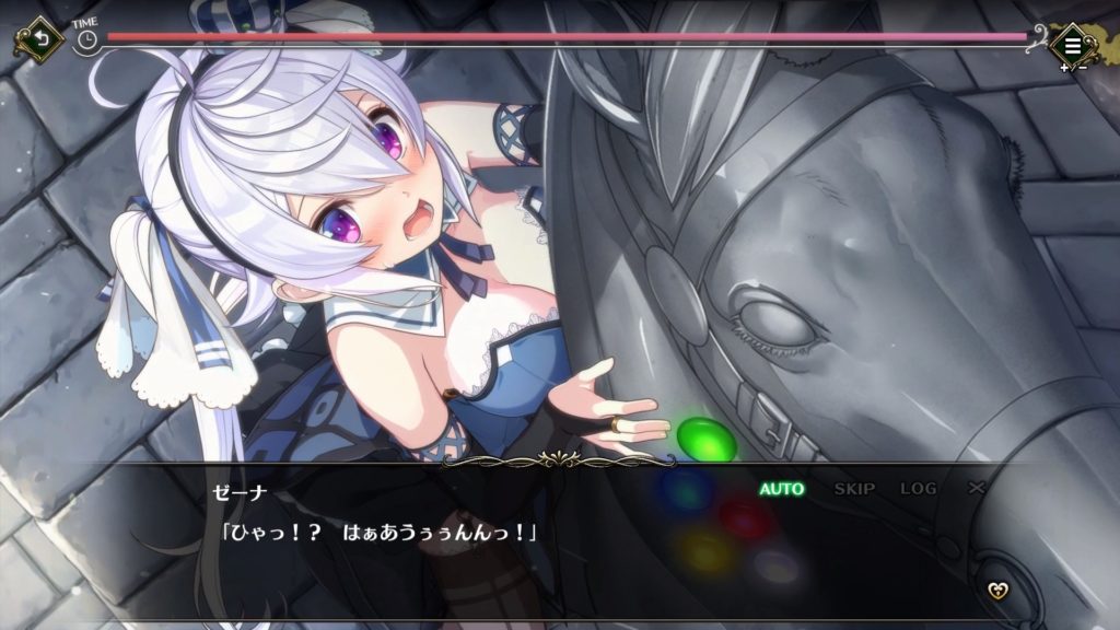 女の子が馬の像に乗っている
