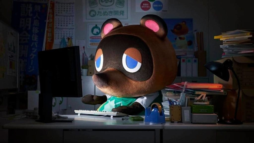 たぬきちがパソコンを触っている