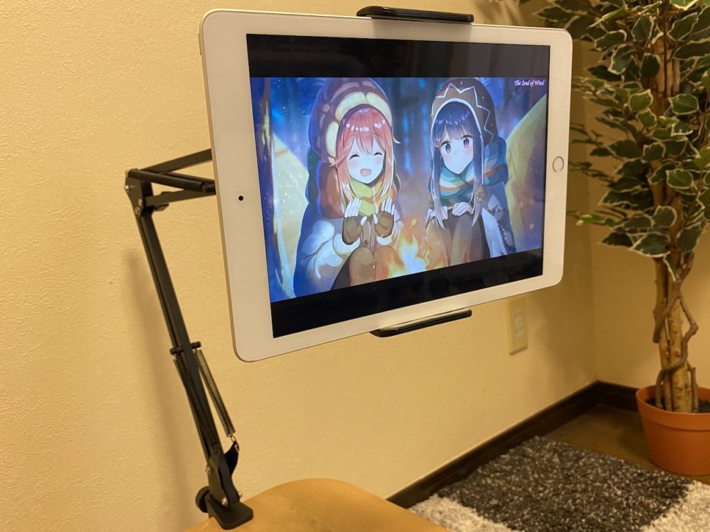タブレットアームスタンドでiPadを挟んでいる
