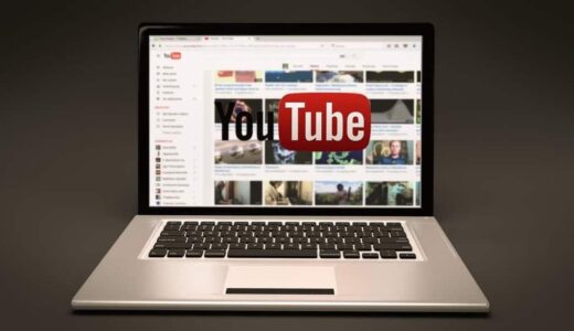 ノートPCでYoutubeを開いている